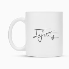Die MarketPrint Tasse "Infinity" ist eine weiße Keramik-Sublimationstasse mit dem Schriftzug Infinity in stilisierter schwarzer Schrift und langlebiger Duraglaze-Beschichtung.