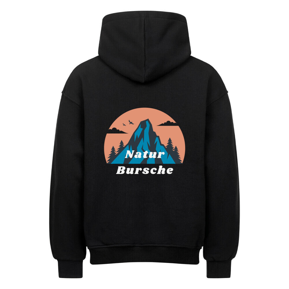 Der MarketPrint Oversized Hoodie "Natur Bursche" zeigt eine Rückengrafik mit einem blauen Berg, Bäumen und Vögeln vor einem orangefarbenen Kreis, darunter steht in weißer Schrift "Natur Bursche".
