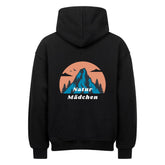 Der MarketPrint Oversized Hoodie "Natur" in schwarz hat eine erstklassige Passform mit einer Berg-, Baum-, Vogel- und orangefarbenen Himmelsgrafik auf dem Rücken und dem Aufdruck "Natur Mädchen" in Weiß darunter.
