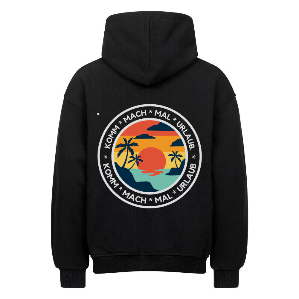 Der MarketPrint Oversized Hoodie "Urlaub" ist schwarz mit einem auffälligen, kreisförmigen Sonnenuntergang-, Meeres- und Palmenmotiv auf der Rückseite. Der Schriftzug "KOMM - MACH - MAL - URLAUB" umkreist die Grafik und sorgt für einen lässigen Style.