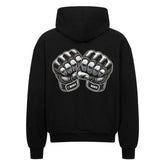 Der MarketPrint Oversized Zipper Hoodie "MMA" ist ein schwarzer Kapuzenpullover mit übergroßer Passform und detaillierten MMA-Handschuhen auf der Rückseite. Er besteht aus 100 % Baumwolle und zeigt eine auffällige Grafik für herausragenden Stil.