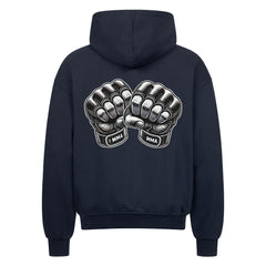 Ein schwarzer Oversized Zipper Hoodie "MMA" von MarketPrint zeigt zwei behandschuhte Fäuste mit "MMA" auf den Handgelenken, zentriert auf dem oberen Rücken.