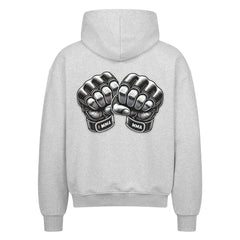 Der MarketPrint Oversized Zipper Hoodie "MMA" ist ein graues Sweatshirt aus 100% Baumwolle mit einer Illustration von zwei schwarzen MMA-Handschuhen auf dem Rücken und dem Schriftzug "MMA" an jedem Handgelenk.