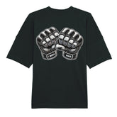 Das MarketPrint Premium Oversize Blast "MMA" T-Shirt ist schwarz mit kurzen Ärmeln und zeigt zwei illustrierte MMA-gekennzeichnete Handschuhe, die sich mit den Fäusten stoßen, auf einem schlichten weißen Hintergrund.