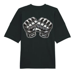 Das MarketPrint Premium Oversize Blast "MMA" T-Shirt ist schwarz mit kurzen Ärmeln und zeigt zwei illustrierte MMA-gekennzeichnete Handschuhe, die sich mit den Fäusten stoßen, auf einem schlichten weißen Hintergrund.