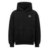 Der Oversized Hoodie "MMA" von MarketPrint ist ein schwarzer Premium-Kapuzenpullover mit einer Beuteltasche auf der Vorderseite und einer kleinen weißen Zwei-Faust-Grafik auf der linken Brust. Er ist aus schwerer Baumwolle gefertigt, hat lange Ärmel und eine lockere, bequeme Passform.