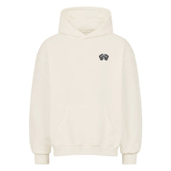 Der MarketPrint Oversized Hoodie "MMA" ist ein schlichter weißer Premium-Kapuzenpulli mit einer Fronttasche und einer kleinen schwarzen Grafik mit erhobener Faust auf der linken Brust. Er ist aus schwerer Baumwolle gefertigt, hat lange Ärmel und gerippte Bündchen und Saum für Komfort und Haltbarkeit.