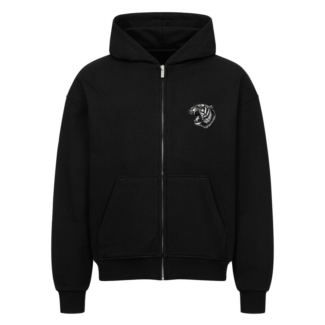 Der MarketPrint Oversized Zipper Hoodie "Tiger" ist schwarz, 100% Baumwolle, mit einer Fronttasche, Kapuze mit Kordelzug, Rippbündchen an Ärmeln und Saum und einem kleinen gestickten brüllenden Tigerkopf auf der linken Brust. Verfügt über einen übergroßen Schnitt.