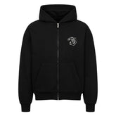 Der MarketPrint Oversized Zipper Hoodie "Tiger" ist schwarz, 100% Baumwolle, mit einer Fronttasche, Kapuze mit Kordelzug, Rippbündchen an Ärmeln und Saum und einem kleinen gestickten brüllenden Tigerkopf auf der linken Brust. Verfügt über einen übergroßen Schnitt.