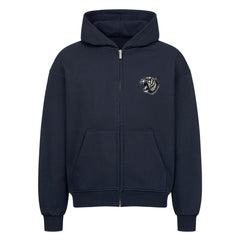 Der Oversized Zipper Hoodie "Tiger" von MarketPrint ist marineblau, aus 100% Baumwolle mit einer Fronttasche, übergroßem Schnitt und einem kleinen gestickten brüllenden Tigerkopf auf der linken Brust.