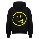 Der MarketPrint Oversized Zipper Hoodie "Smiley" ist ein schwarzer Kapuzenpulli aus 100% Baumwolle mit einer übergroßen Passform und einer großen gelben Smiley-Grafik auf dem Rücken.