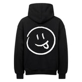 Der MarketPrint Oversized Hoodie "Smiley" ist ein schwarzer Premium-Kapuzenpulli mit einem großen weißen Smiley-Gesicht - verspielte Augen und herausgestreckte Zunge - auf dem Rücken sowie einer gemütlichen Kapuze und gerippten Bündchen für zusätzlichen Komfort.