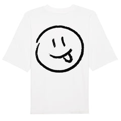 Das Premium Oversize Blast "Smiley" T-Shirt von MarketPrint ist ein weißes, lässiges Shirt mit Smiley-Frontprint aus hochwertiger Bio-Baumwolle.