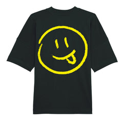 Das Premium Oversize Blast "Smiley" T-Shirt von MarketPrint besteht aus Bio-Baumwolle und zeigt ein großes gelbes Smiley-Gesicht mit herausgestreckter Zunge auf der Front.