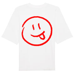 Das Premium Oversize Blast "Smiley" Shirt von MarketPrint ist ein weißes, lässiges Bio-Baumwoll-T-Shirt mit großem roten Smiley auf dem Rücken, der die Zunge herausstreckt und Augen aus zwei vertikalen Linien zeigt.