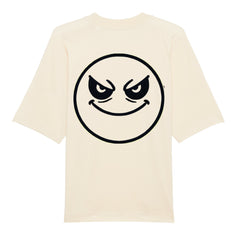 Das Premium Oversize Blast "Böser-smiley" T-Shirt von MarketPrint ist beige, aus Bio-Baumwolle, hat kurze Ärmel und auf dem Rücken einen großen schwarzen Umriss eines frechen Smileys mit schrägen Augen.