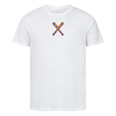 Das MarketPrint Premium Shirt "Baseball" ist ein weißes, kurzärmeliges Unisex-T-Shirt aus weicher Bio-Baumwolle mit zwei gekreuzten, farblich detaillierten Baseballschlägern auf der Brust.