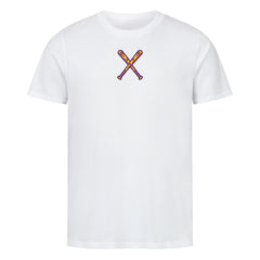 Das MarketPrint Premium Shirt "Baseball" ist ein weißes, kurzärmeliges Unisex-T-Shirt aus weicher Bio-Baumwolle mit zwei gekreuzten, farblich detaillierten Baseballschlägern auf der Brust.