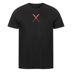 Das Premium Shirt "Baseball" von MarketPrint ist ein schwarzes Unisex-Kurzarm-Shirt aus weicher Bio-Baumwolle mit einem kleinen gelb-roten Fledermausmotiv auf der Brust, klassischem Rundhalsausschnitt und einfarbigem Hintergrund.