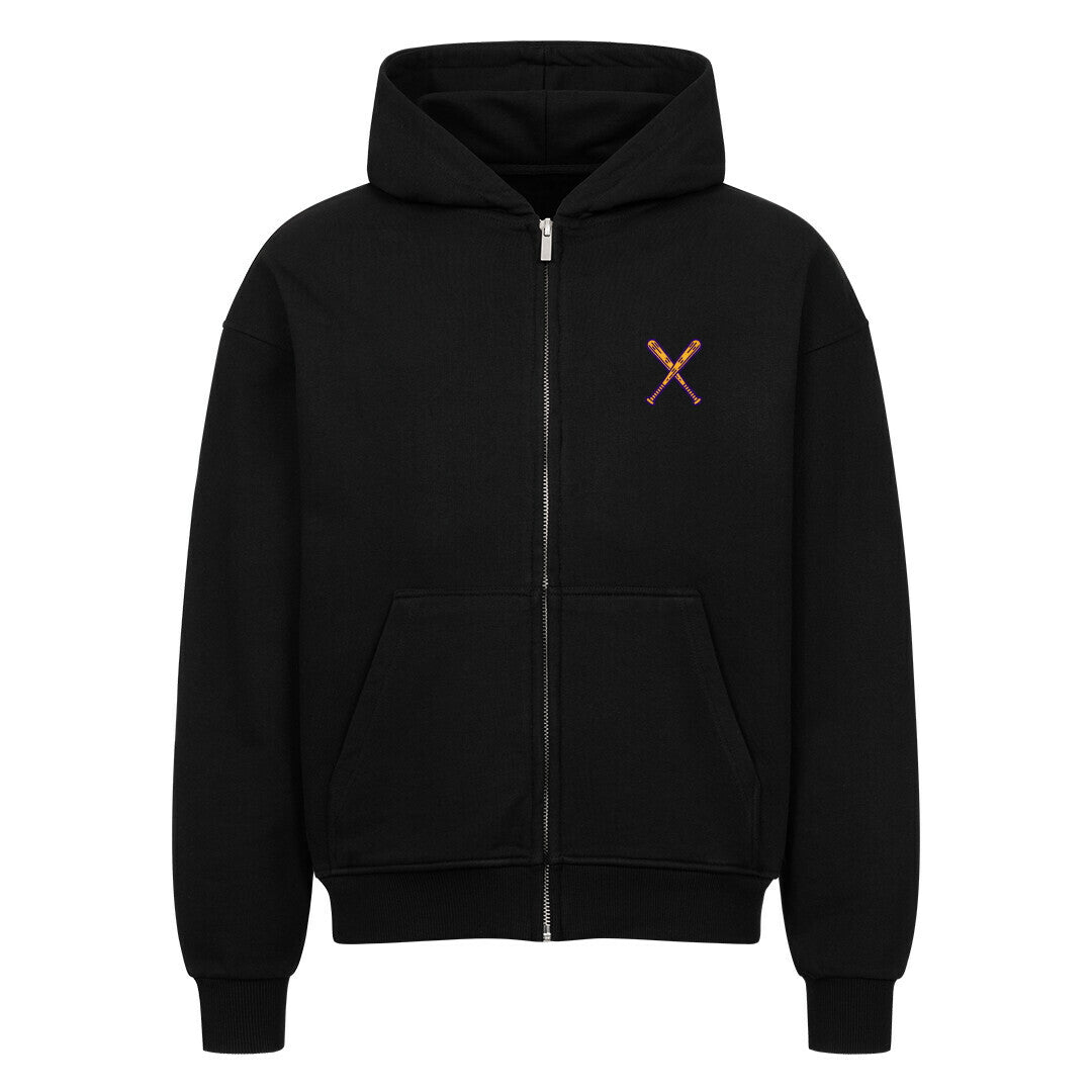 Der MarketPrint Oversized Zipper Hoodie "Baseball" ist schwarz mit einer Fronttasche und einem kleinen rot-braunen gekreuzten Fledermaus-Emblem auf der linken Brust. Er ist aus 100% Baumwolle gefertigt und hat einen übergroßen Schnitt für ultimativen Komfort.