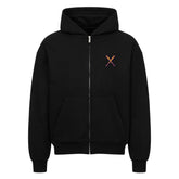 Der MarketPrint Oversized Zipper Hoodie "Baseball" ist schwarz mit einer Fronttasche und einem kleinen rot-braunen gekreuzten Fledermaus-Emblem auf der linken Brust. Er ist aus 100% Baumwolle gefertigt und hat einen übergroßen Schnitt für ultimativen Komfort.