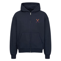 Der MarketPrint Oversized Zipper Hoodie "Baseball" in navy hat eine Kapuze, Fronttaschen und eine kleine Stickerei mit gekreuzten Schlägern auf der linken Brust. Hergestellt aus 100% Baumwolle in einer übergroßen Passform. Abgebildet vor einem weißen Hintergrund.