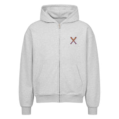 Der Oversized Zipper Hoodie "Baseball" von MarketPrint ist ein hellgrauer Kapuzenpullover aus 100% Baumwolle mit Taschen auf der Vorderseite, einer Kapuze mit Kordelzug, Rippbündchen an Ärmeln und Saum und einem kleinen gestickten Motiv mit gekreuzten Schlägern auf der linken Brust.