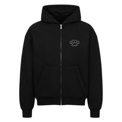 Der Oversized Zipper Hoodie "Schlagring" von MarketPrint ist ein schlichter, schwarzer Premium-Kapuzenpulli mit einer Fronttasche, Schlagring-Grafik auf der linken Brust, Kapuze und gerippten Bündchen und Saum. Hergestellt aus 100% Baumwolle für maximalen Komfort.
