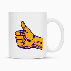 Die MarketPrint Tasse "Daum hoch" ist eine weiße Keramik Tasse mit Duraglaze-Beschichtung, die ein lebendiges, zentriertes Sublimationstasse-Motiv einer gelben, lila umrandeten Daumen-hoch-Hand zeigt.
