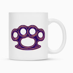 Die Tasse "Schlagring" von MarketPrint ist ein weißer Becher mit einem auffälligen Schlagring-Design in dunklem Lila und Orange. Seine Duraglaze-Beschichtung hält die Farben nach jedem Gebrauch lebendig.