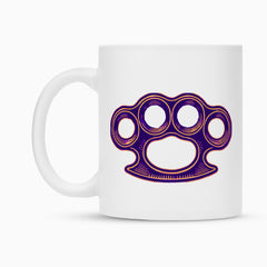 Die MarketPrint Tasse "Schlagring" ist eine weiße Keramiktasse mit einer lila und orangefarbenen Schlagring-Illustration, einseitig bedruckt mit langlebiger Duraglaze-Beschichtung für dauerhafte Lebendigkeit.