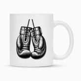 Die MarketPrint Tasse "Box-Handschuhe" ist eine weiße Keramiktasse mit detaillierten schwarz-weißen Boxhandschuhen, die sich dank ihrer hochwertigen Duraglaze-Beschichtung ideal als Sublimationstasse eignet.