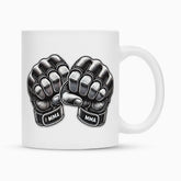 Die MarketPrint Tasse "MMA" ist eine weiße Tasse mit zwei schwarzen MMA-Handschuhen mit geballten Fäusten und dem Schriftzug "MMA" auf den Handgelenkschlaufen - perfekt für Fans.