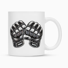 Die MarketPrint Tasse "MMA" ist eine weiße Tasse mit zwei schwarzen MMA-Handschuhen mit geballten Fäusten und dem Schriftzug "MMA" auf den Handgelenkschlaufen - perfekt für Fans.