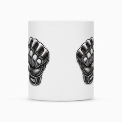 Die Tasse "MMA" von MarketPrint ist eine weiße Keramiktasse mit zwei schwarzen MMA-Handschuh-Illustrationen im Faust-Design. Die Duraglaze-Beschichtung sorgt für brillante Farben und eine spülmaschinenfeste Oberfläche.