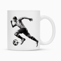 Die MarketPrint Tasse "Fußball" ist eine weiße Keramik Tasse mit Duraglaze-Beschichtung, die eine schwarz-weiße Illustration eines Fußballspielers zeigt, der mit einem Ball läuft.