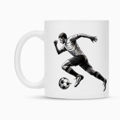 Die Tasse "Fußball" von MarketPrint ist eine weiße Keramiktasse mit schwarz-weißer Fußball-Illustration und langlebiger Duraglaze-Beschichtung - ideal für den täglichen Kaffeegenuss.