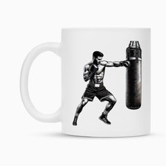 Die MarketPrint Tasse "Boxer" ist eine weiße Keramiktasse mit einer detaillierten Schwarz-Weiß-Illustration eines muskulösen Boxers, der einen Sandsack schlägt - eine haltbare Sublimationstasse, perfekt für Boxfans.