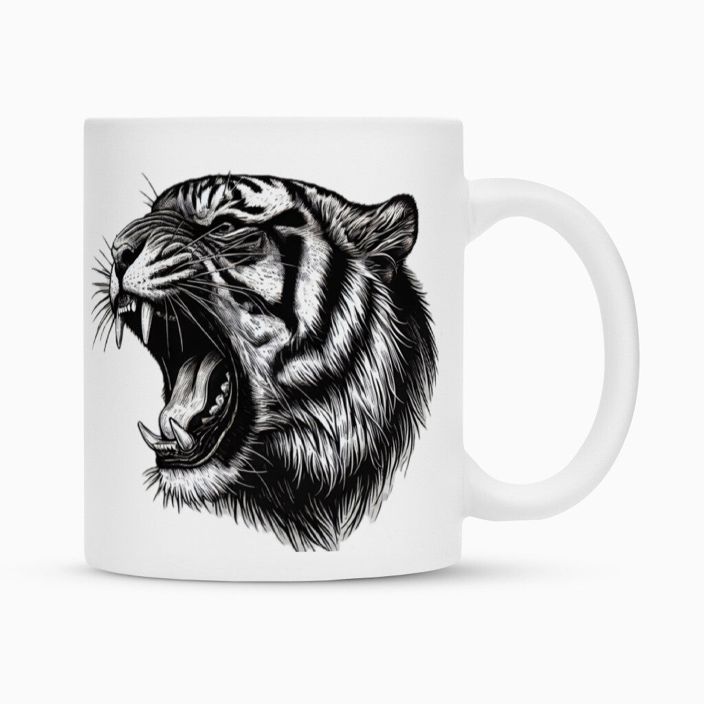 Die Tasse "Tiger" von MarketPrint ist eine weiße Keramiktasse mit einer detaillierten schwarz-weißen Tigerkopfillustration und langlebiger Duraglaze-Beschichtung.