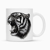 Die Tasse "Tiger" von MarketPrint ist eine weiße Keramiktasse mit einer detaillierten schwarz-weißen Tigerkopfillustration und langlebiger Duraglaze-Beschichtung.