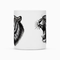 Die MarketPrint Tasse "Tiger" ist ein weißer Becher mit dauerhafter Duraglaze-Beschichtung, auf dessen gegenüberliegenden Seiten ein schwarzer und ein weißer Tigerkopf aufgedruckt sind - ein ruhiger, ein knurrender.