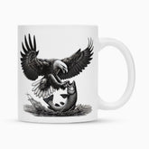 Die Tasse "Adler" von Infinity Merch zeigt eine schwarz-weiße Adler-Illustration mit Fischfang-Motiv und überzeugt durch eine robuste Duraglaze-Beschichtung.