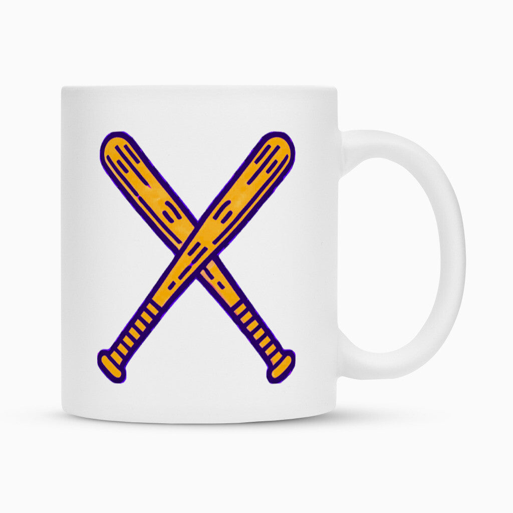 Die Tasse "Baseball" von Infinity Merch ist eine weiße Keramiktasse mit Duraglaze-Beschichtung, auf der zwei gekreuzte gelbe Baseballschläger in Blau abgebildet sind - ideal als Sublimationstasse.