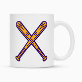 Die Tasse "Baseball" von Infinity Merch ist eine weiße Keramiktasse mit Duraglaze-Beschichtung, auf der zwei gekreuzte gelbe Baseballschläger in Blau abgebildet sind - ideal als Sublimationstasse.