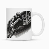 Die Tasse "Basketball" von Infinity Merch zeigt einen Basketballspieler beim Dunk und besticht durch ihr dynamisches Design sowie ihre robuste Duraglaze-Beschichtung.