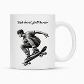 Die Tasse "Skater" von Infinity Merch ist eine weiße Keramiktasse mit schwarz-weißer Skateboard-Trick-Illustration und dem Schriftzug "Ride hard, fall harder" - ideal für Skatefans und Kaffeeliebhaber.