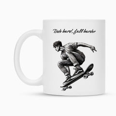 Die "Skater" Tasse von Infinity Merch: weiße Keramiktasse mit schwarzem Skateboarder-Illustration und Spruch "Ride hard, fall harder". Ideal als stylische Sublimationstasse für coole Kaffeepausen.