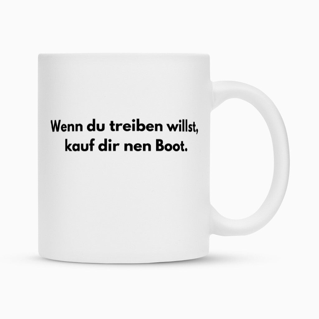 Die Tasse "Treiben" von Infinity Merch ist eine weiße Keramiktasse mit schwarzem deutschen Spruch: "Wenn du treiben willst, kauf dir nen Boot." Schlichtes Design, der Fokus liegt auf dem Text.