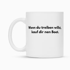 Die Tasse "Treiben" von Infinity Merch ist eine weiße Keramiktasse mit schwarzem deutschen Spruch: "Wenn du treiben willst, kauf dir nen Boot." Das schlichte Design kommt ohne zusätzliche Dekorationen aus.