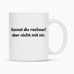 Die Tasse "Rechnen" von Infinity Merch ist eine weiße Keramiktasse mit schwarzem Text: "Kannst du rechnen? aber nicht mit mir." Sie besticht durch brillante Farben und langlebige Duraglaze-Beschichtung.